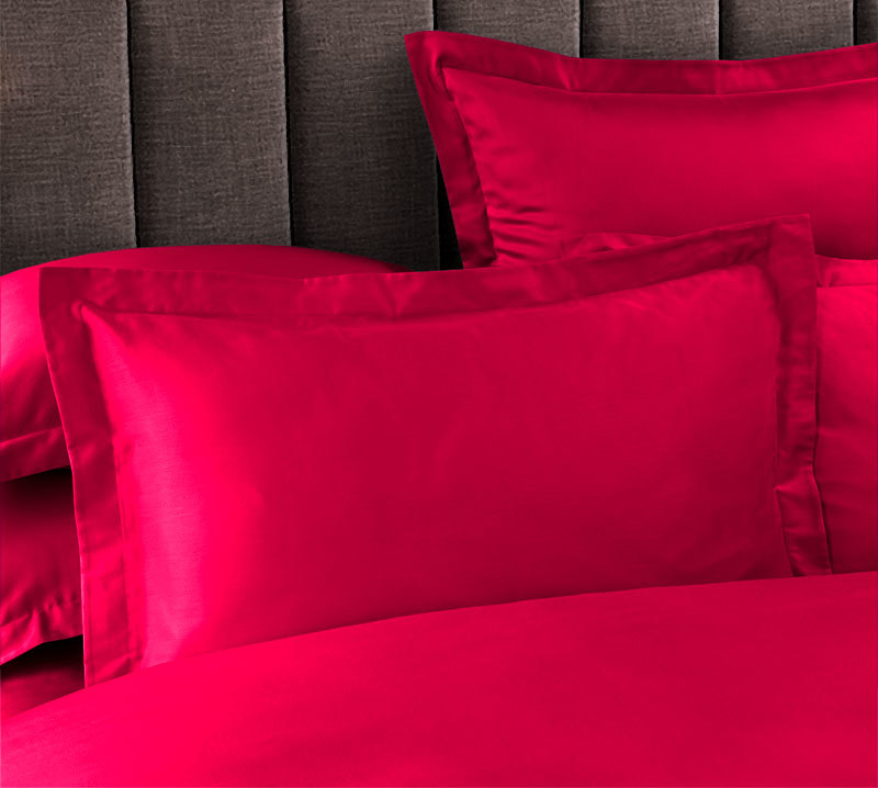 Красный цвет в спальне – для страстных пар